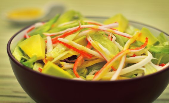 foto da receita Salada de alface,  kani e abacate