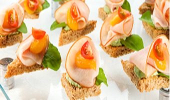 foto da receita Canapé de peito de peru light com damasco