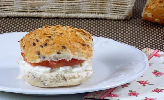 foto da receita Pão de cereais com cottage e tomate no forno