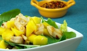 foto da receita Salada com cubos de frango e manga picante