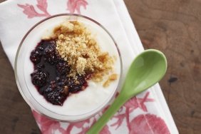 foto da receita Taça crocante de iogurte com geleia de frutas vermelhas