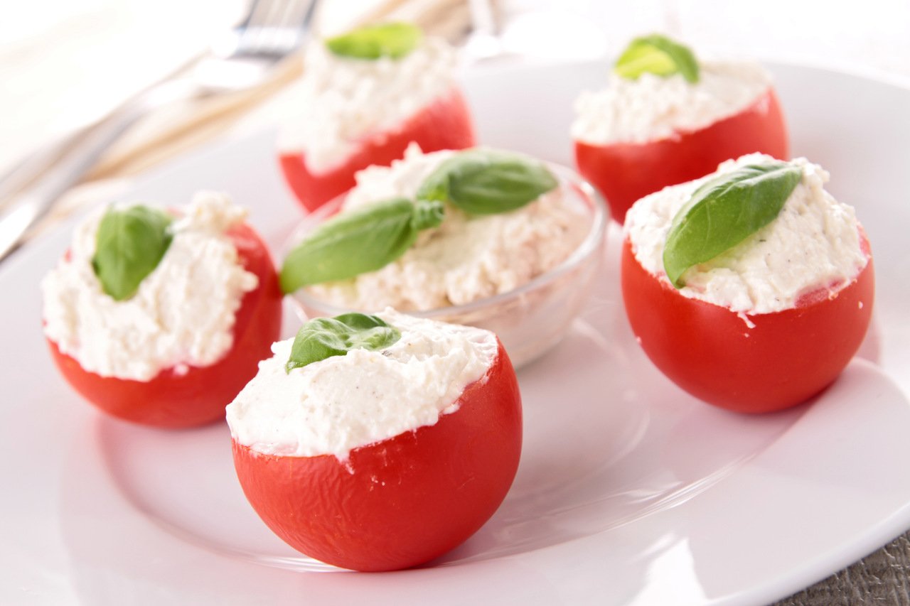 foto da receita Tomate recheado com creme de ricota