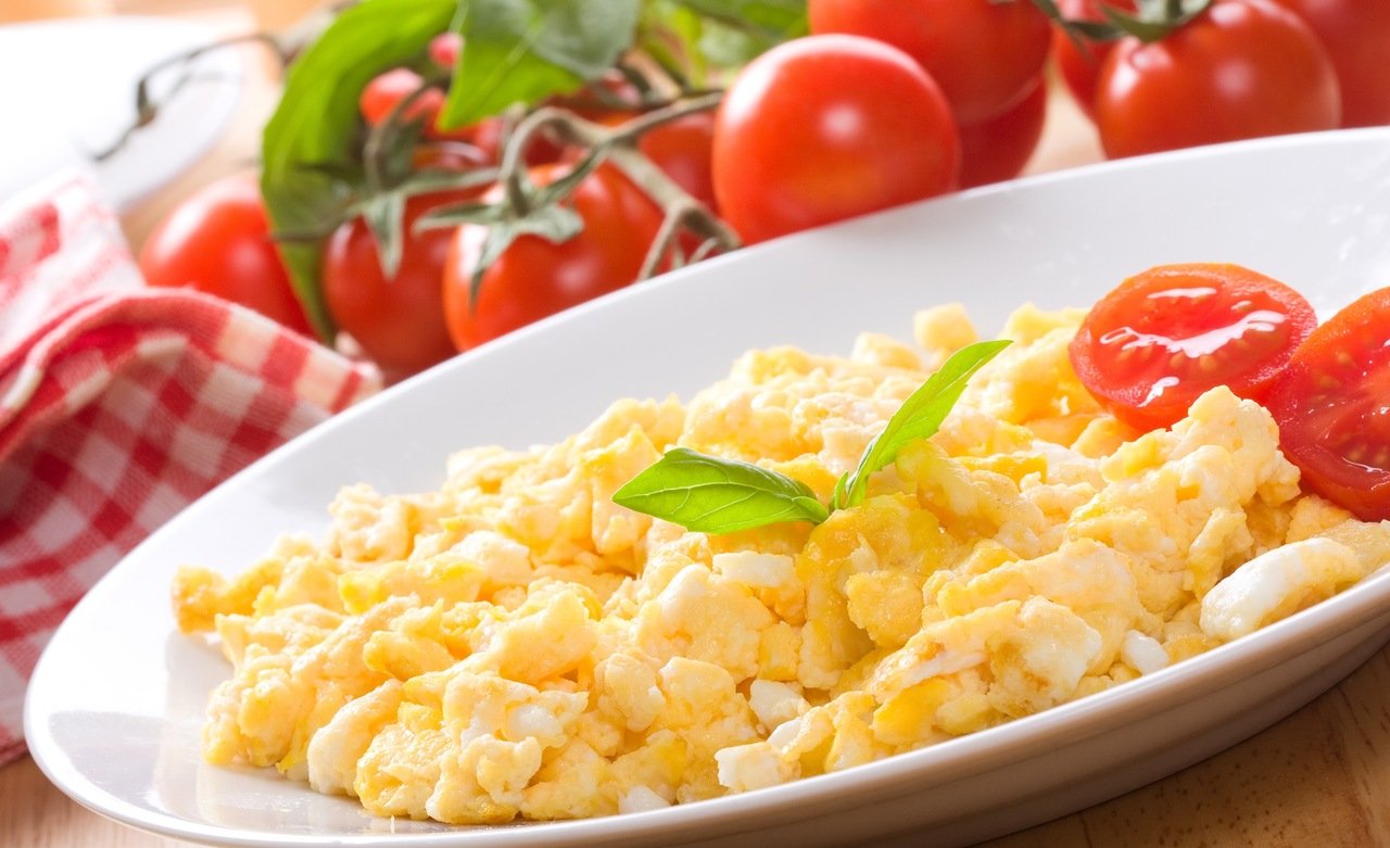 foto da receita Ovo mexido com tomate e queijo