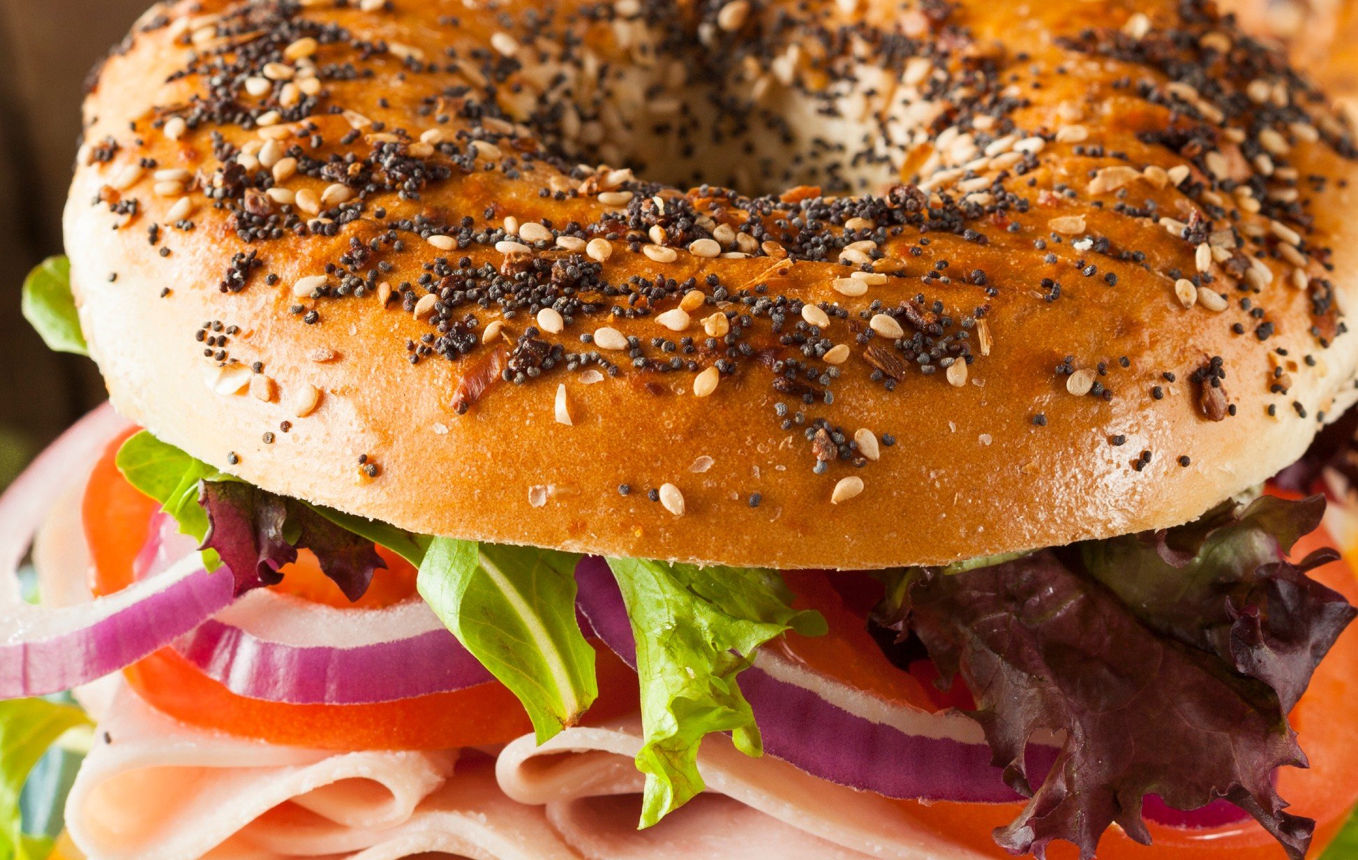 foto da receita Bagel de peru com salada