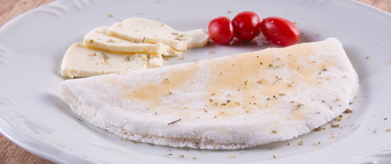 foto da receita Tapioca de filé de frango desfiado com mussarela e tomate