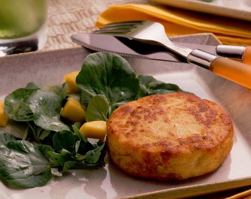 foto da receita Hambúrguer de frango com salada de agrião e manga