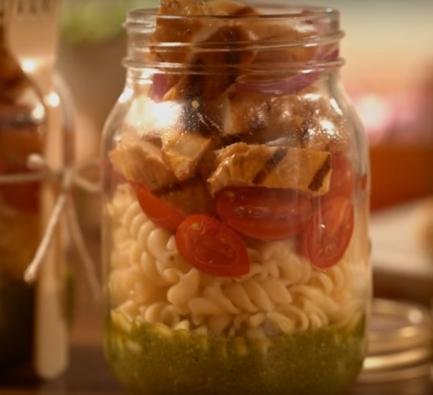 foto da receita Macarrão ao pesto com tiras de frango Seara