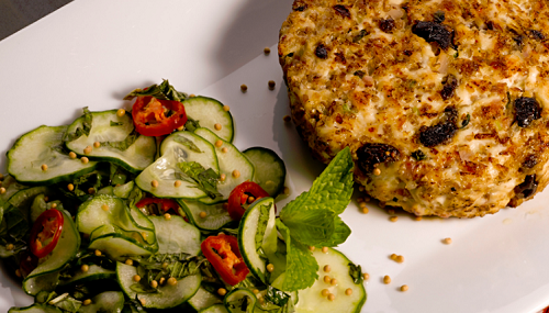 foto da receita Hambúrguer de frango com salada de pepino