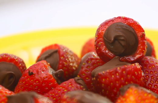 foto da receita Morango recheado com chocolate