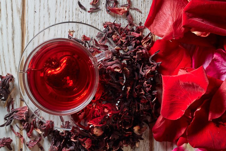 foto da receita Chá de hibiscos com morango