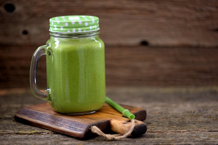 foto da receita Suco detox com limão,   abacate e hortelã