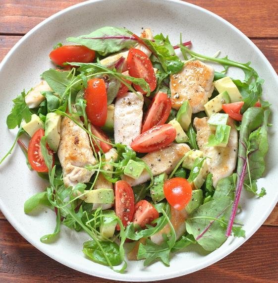 foto da receita Salada de frango,  couve manteiga,  tomate seco e avocado