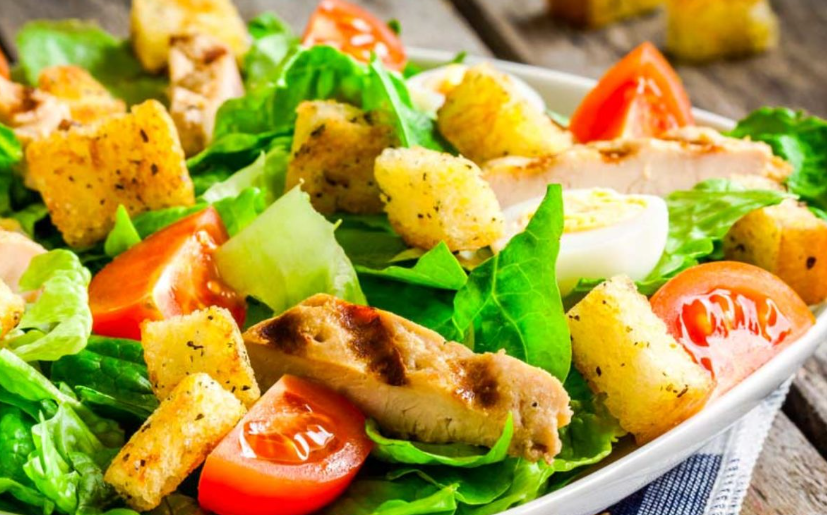 foto da receita Salada de alface,  batata,  azeitona,  alcaparras e filé de frango