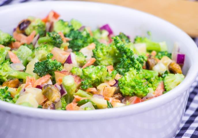 foto da receita Salada de espinafre,  abobrinha,  brócolis,  azeitona preta e atum ralado