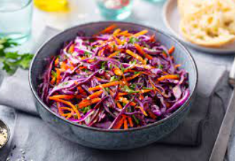 foto da receita Salada bronzeadora repolho roxo,  tomate cereja e cenoura ralada 