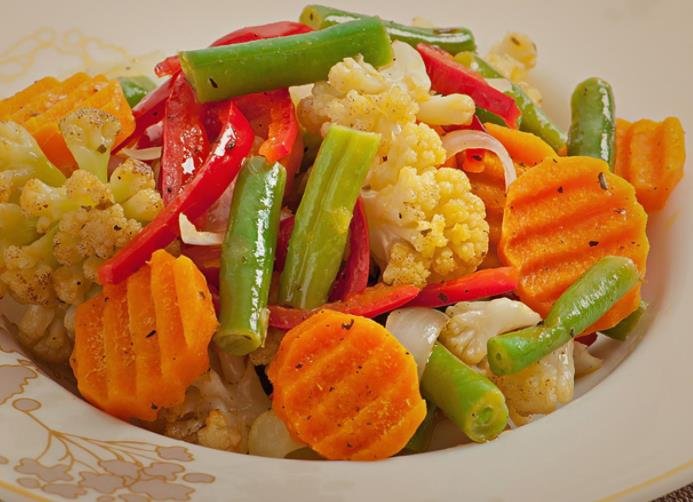 foto da receita Salada bronzeadora com couve-flor,   vagem,   cenoura e pimentão vermelho