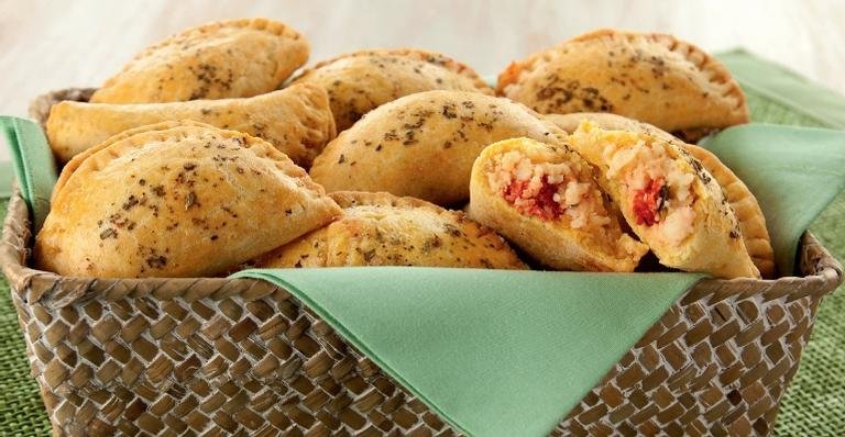 foto da receita Pãozinho recheado com tomate seco e brie da Chef Izabel 