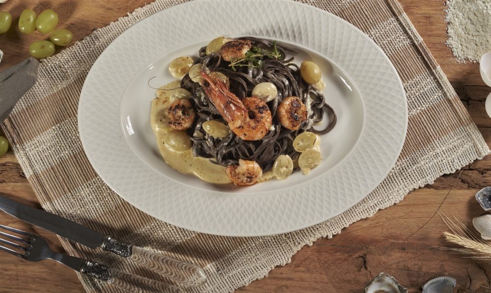 Receita de tagliatelle negro com molho de uvas verdes