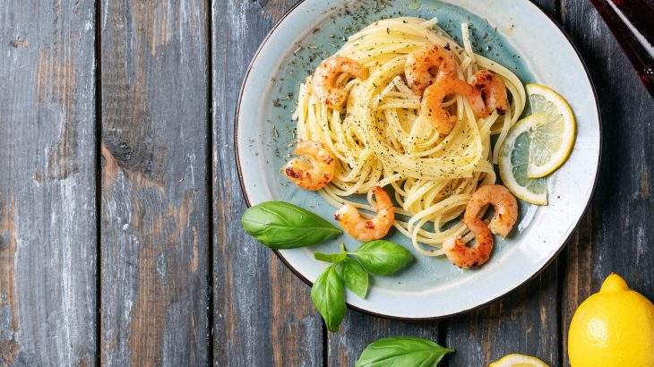 linguini com camarão e brócolis