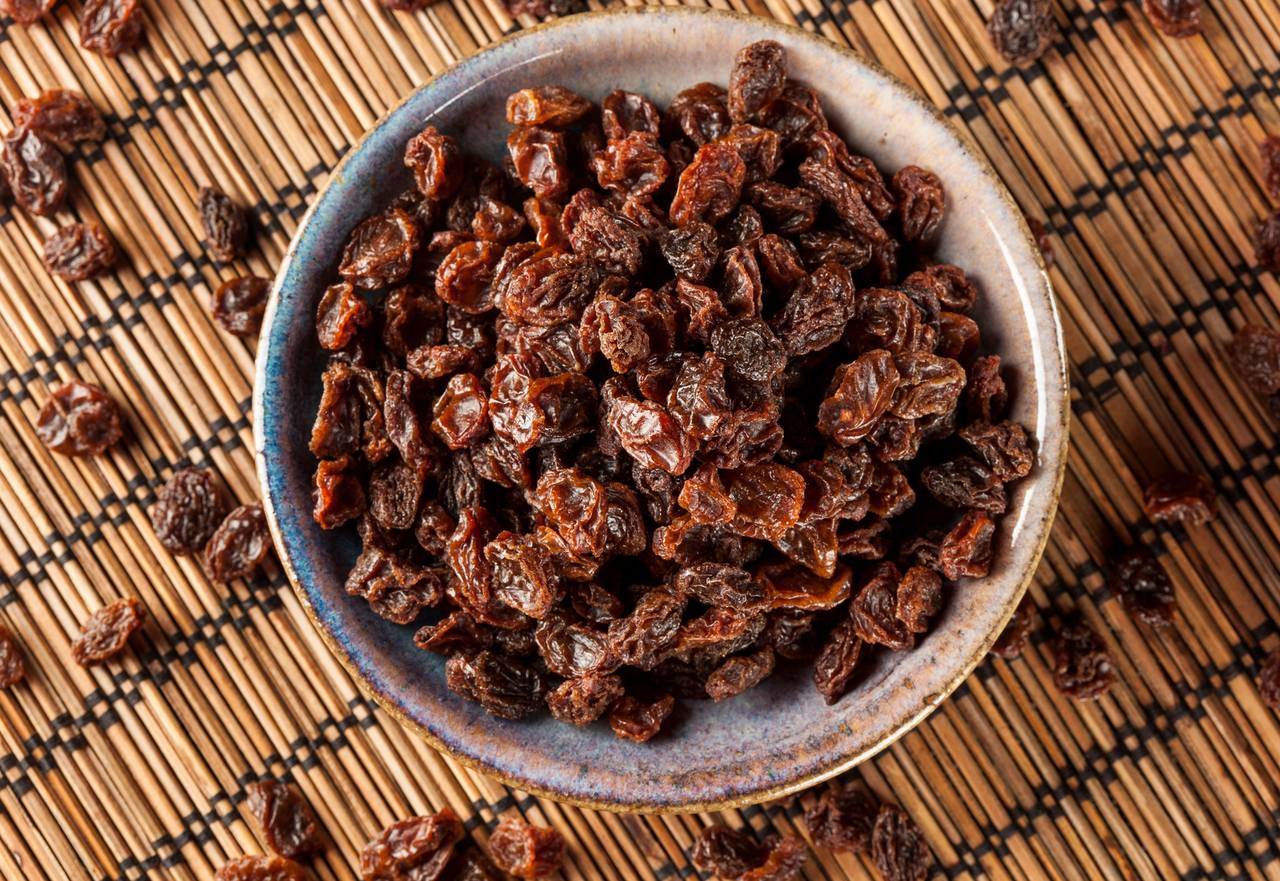 Uva passa: O que é, benefícios e como consumir