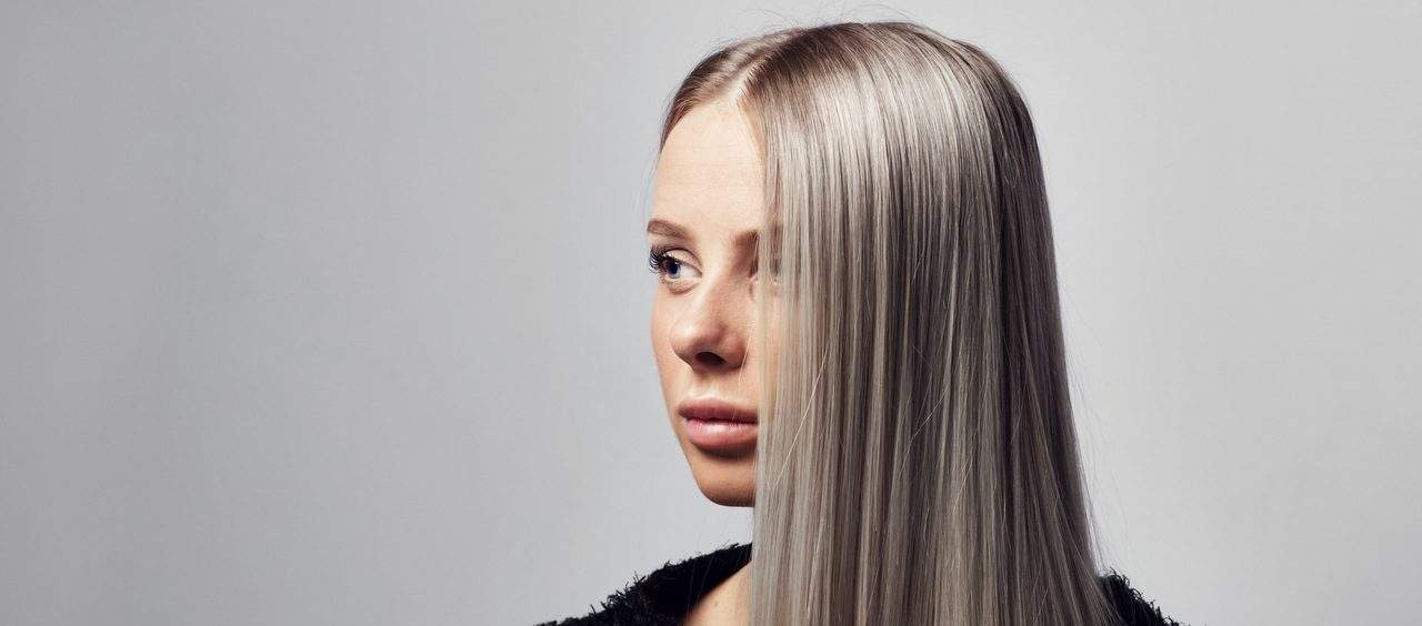Cabelo branco: Entenda se o estresse realmente influência