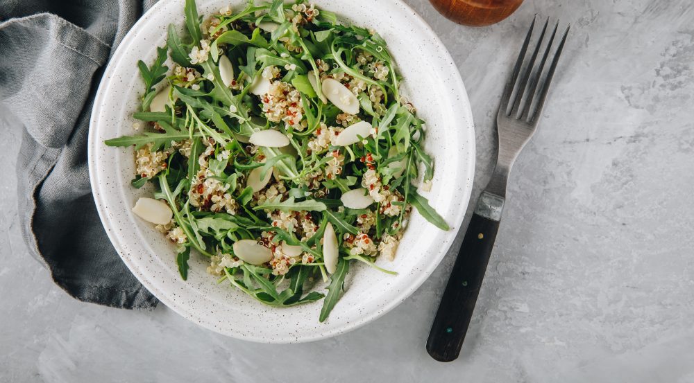 Receita de risoto de quinoa com pesto de rúcula e hortelã