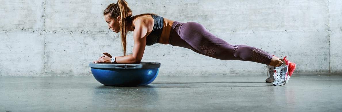 Bola bosu: Exercícios com o acessório para fazer em casa