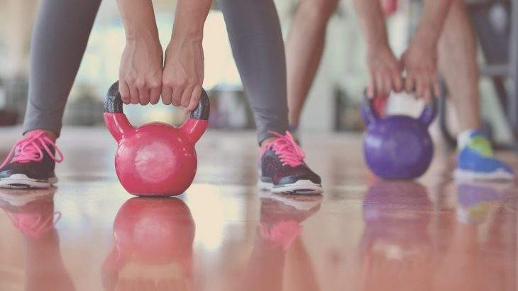 yoga com kettlebell