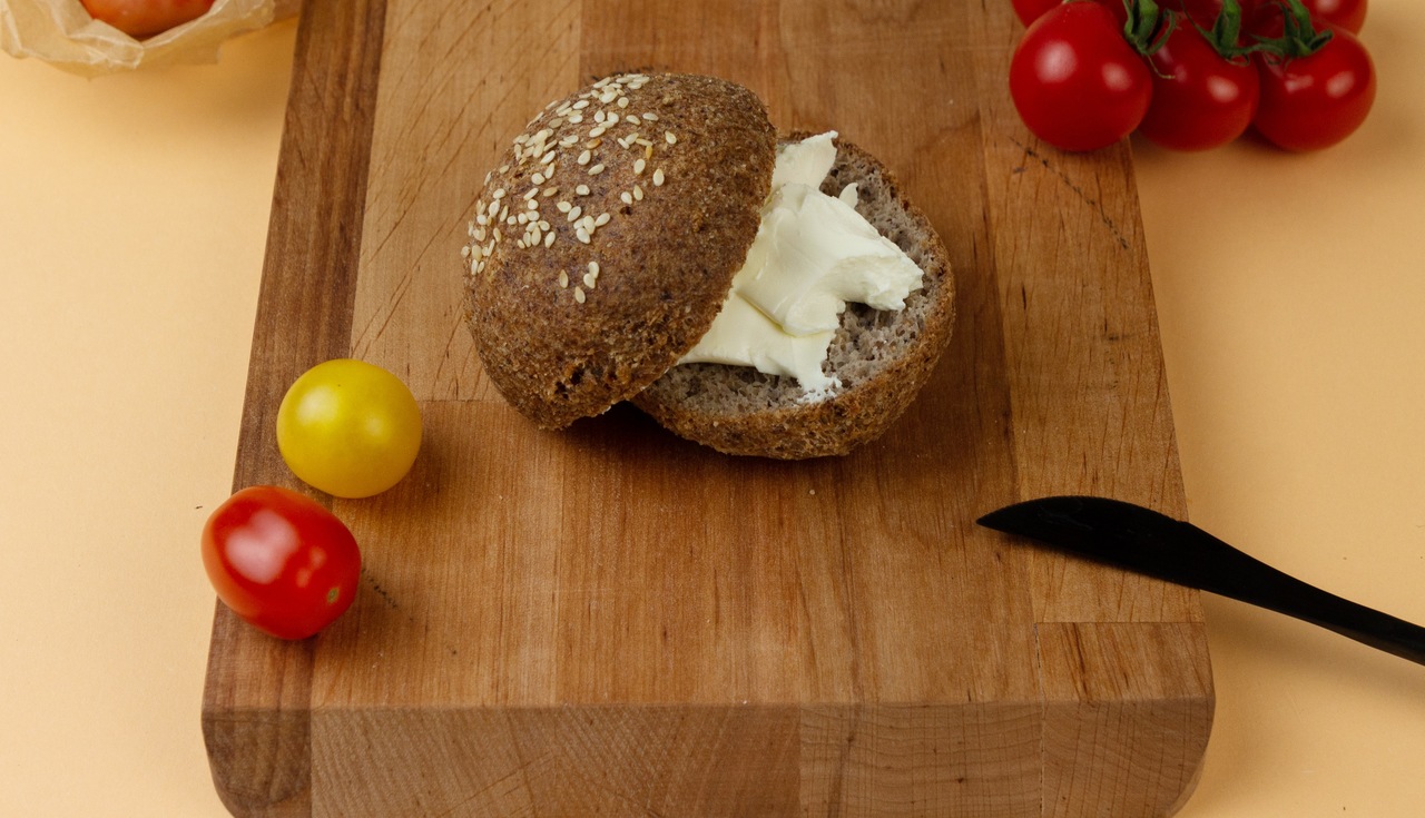 Pãozinho recheado com tomate seco e brie