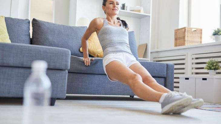 exercícios no sofá