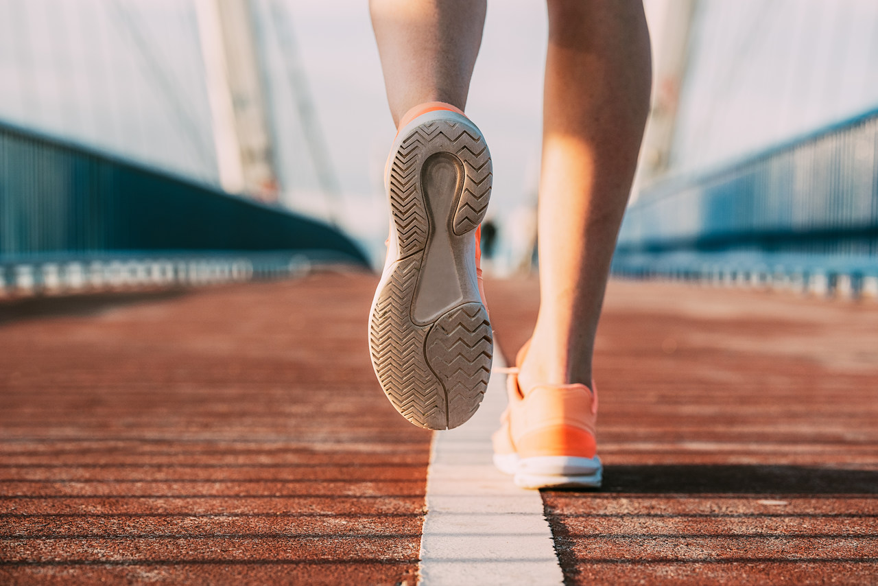 Grama, areia ou asfalto: qual o melhor tipo de terreno para correr?