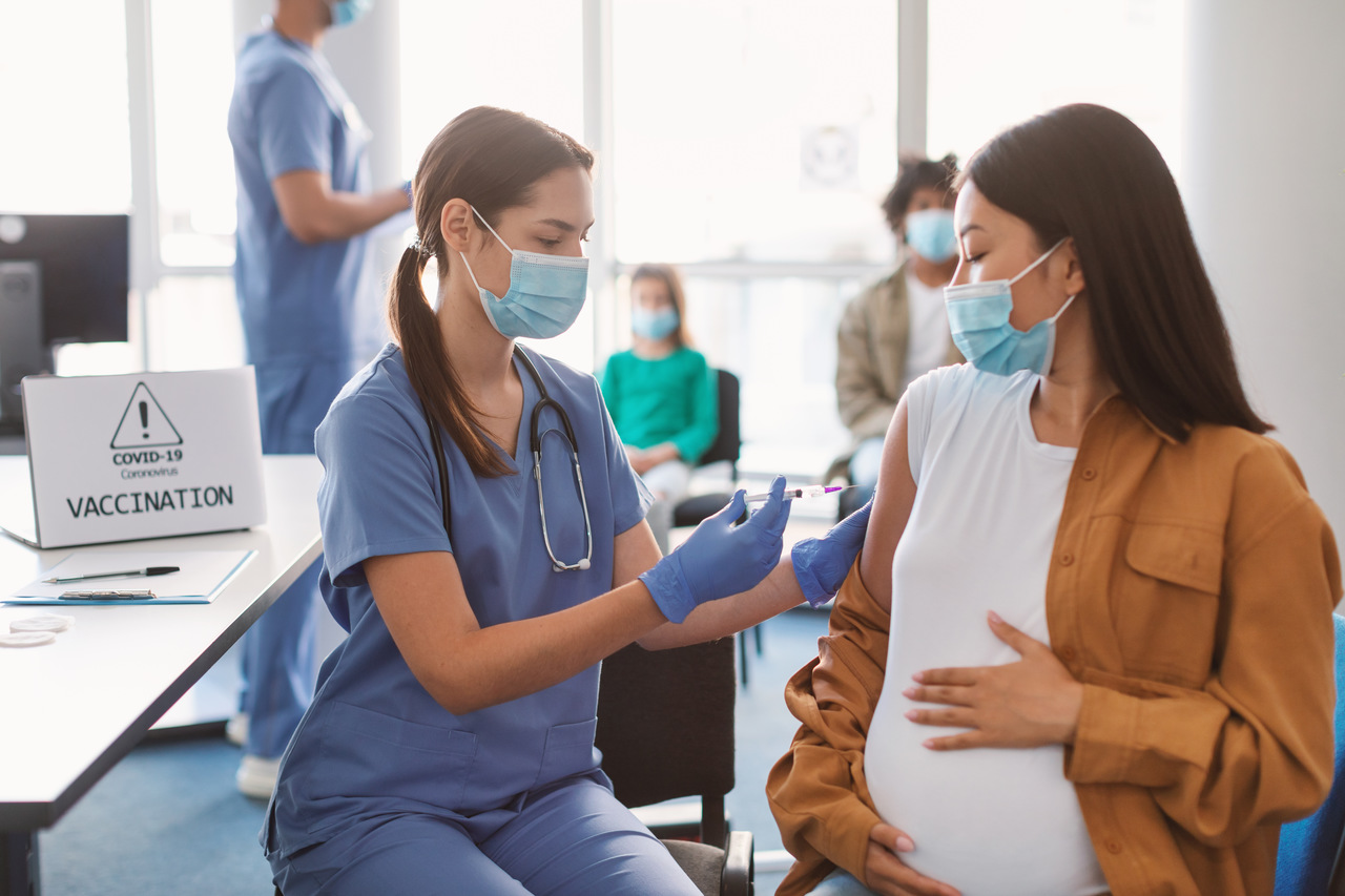 Quem amamenta pode tomar a vacina de Covid? E grávidas, puérperas e tentantes?