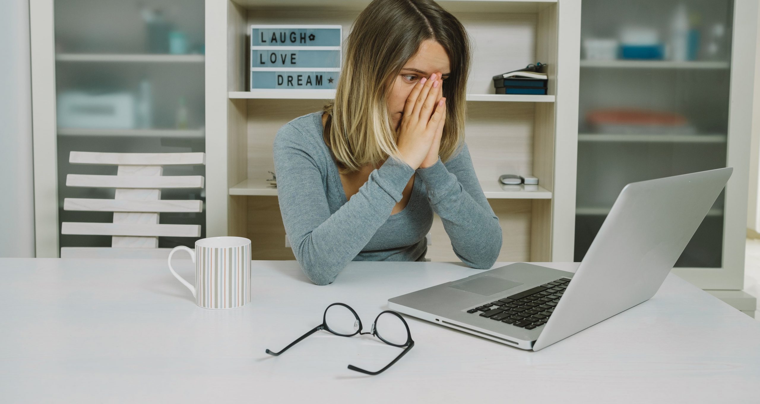 Refluxo e problemas dentais são as principais causas de mau hálito