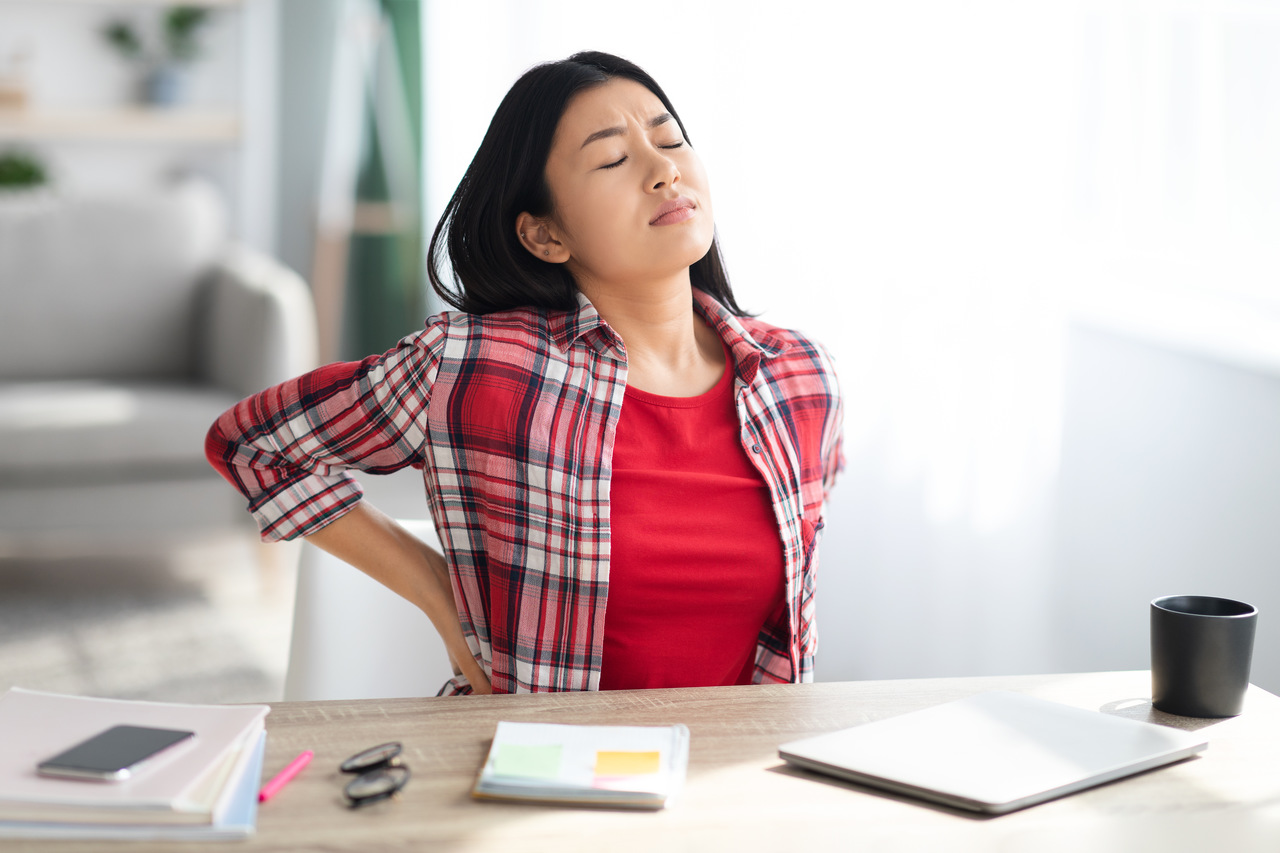 Dor nas costas após mais de um ano de home office? Veja como amenizar o problema