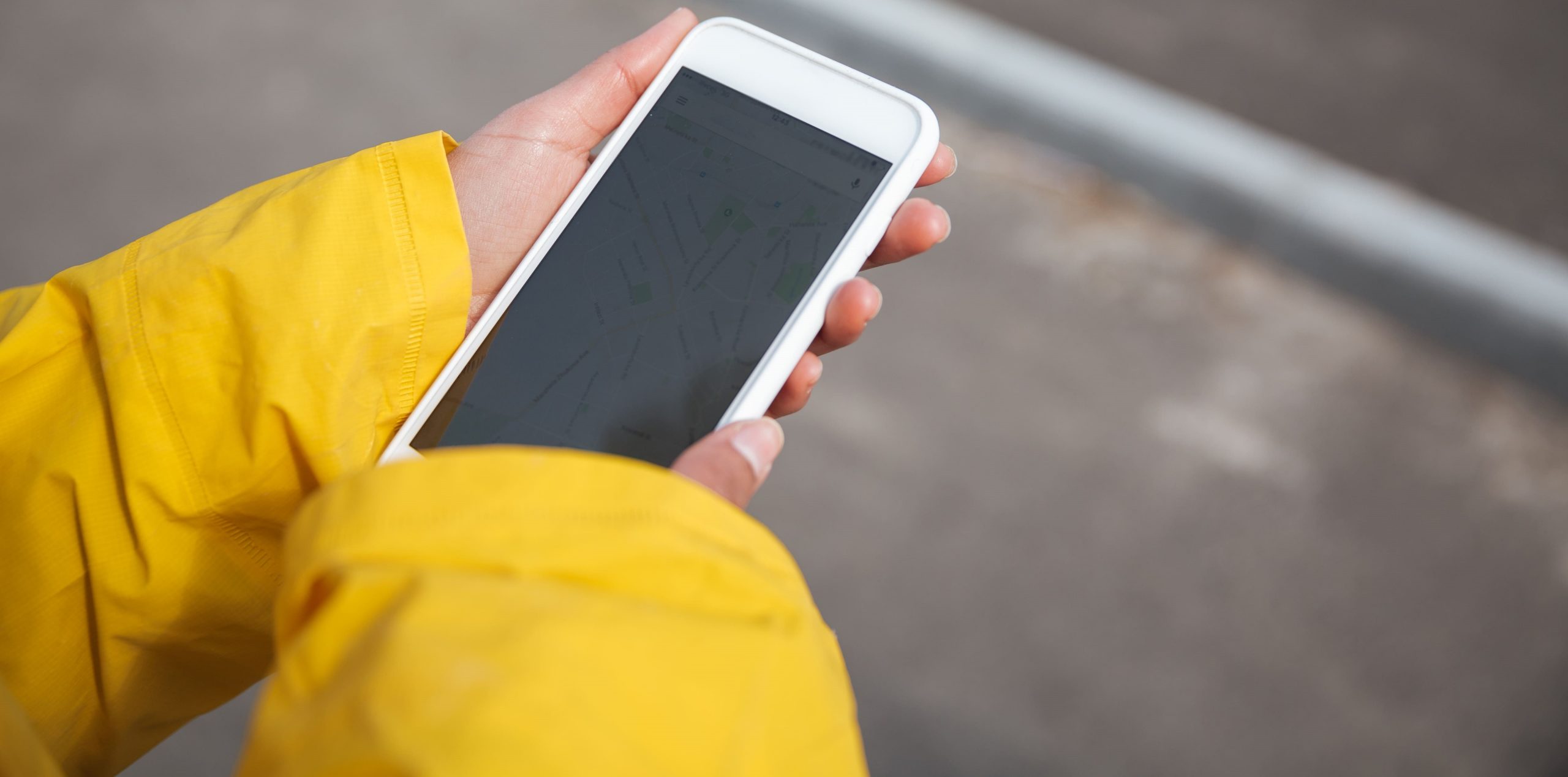 Levar o celular para o vaso sanitário pode causar hemorroidas