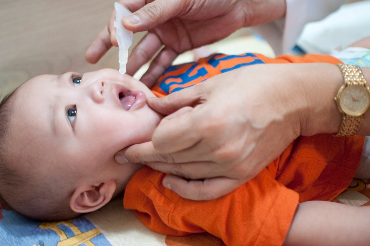 Poliomielite: O que é e como prevenir a paralisia infantil