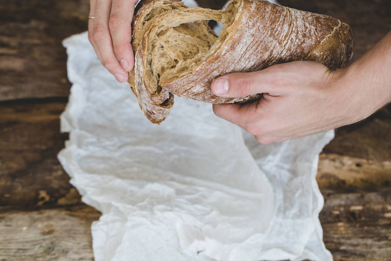 Comer pão acaba com a dieta? Entenda por que Arthur Aguiar não deveria se preocupar