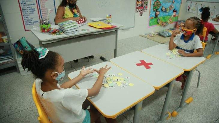 crianças na volta às aulas