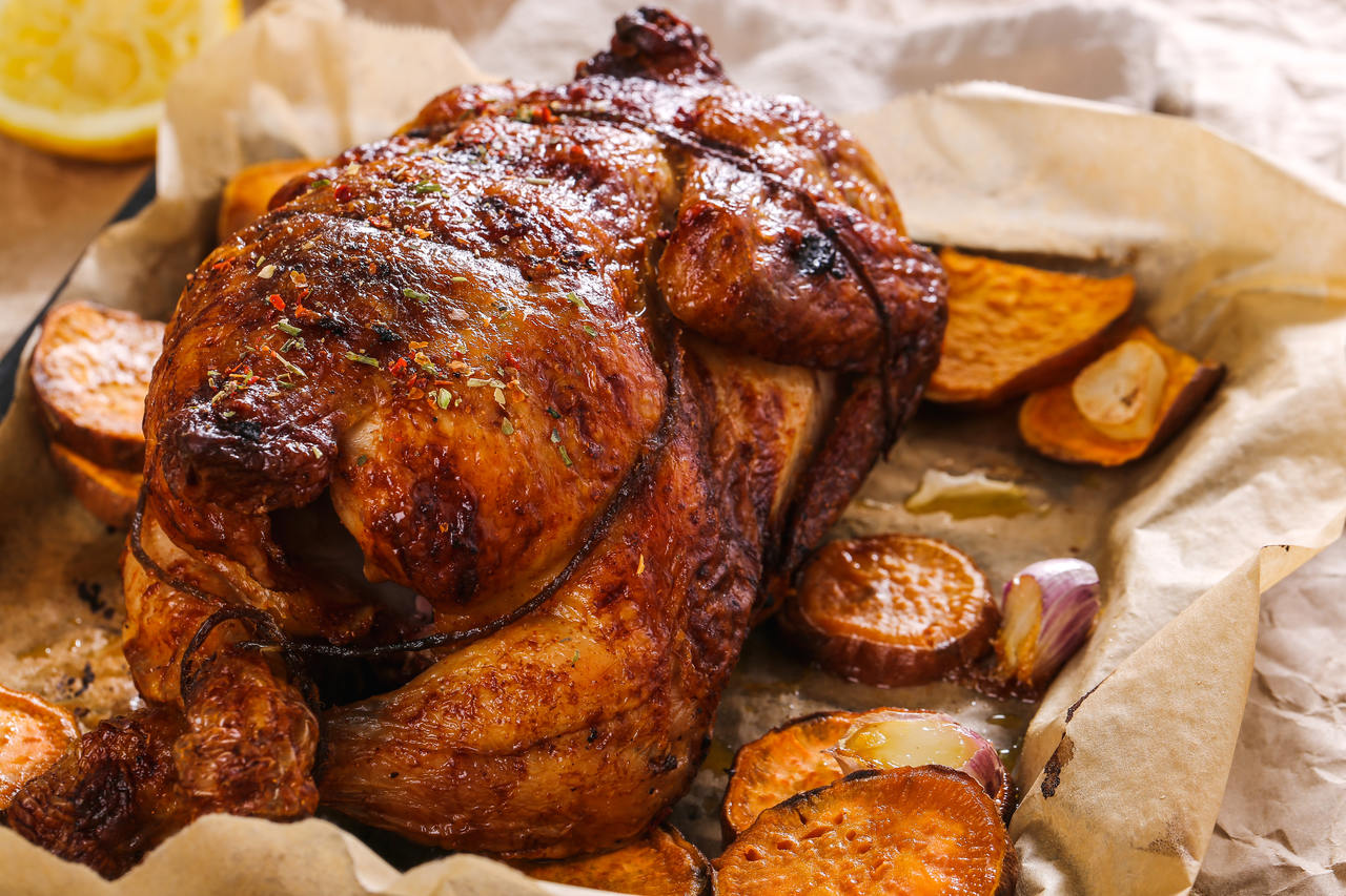 Pele de frango faz mal? Especialista responde