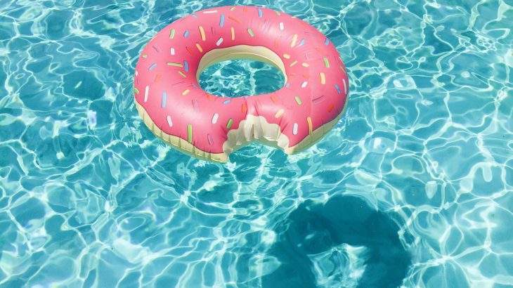 coronavírus na praia e piscina