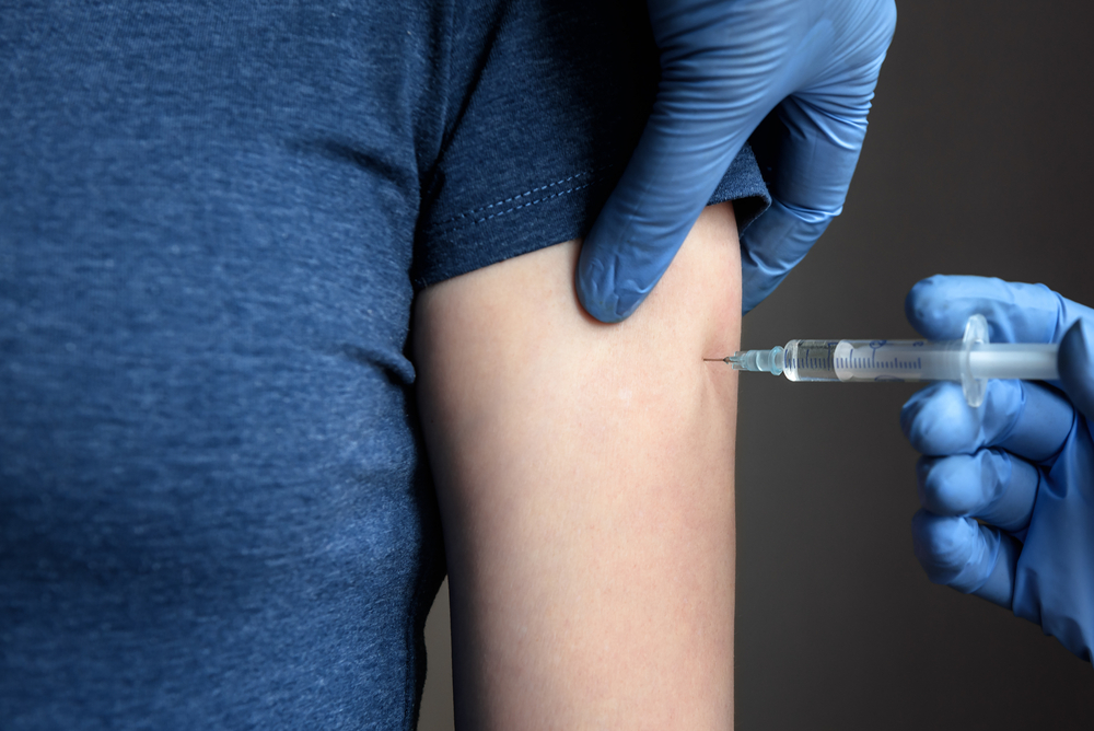 Eficácia da Coronavac aumenta após reforço da Pfizer, diz estudo