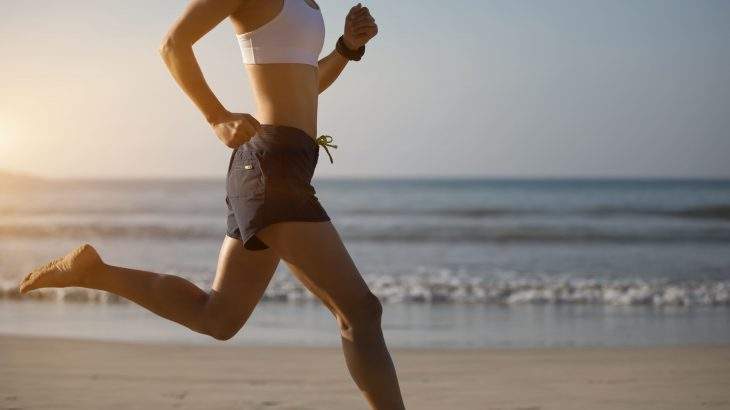 correr descalço na areia