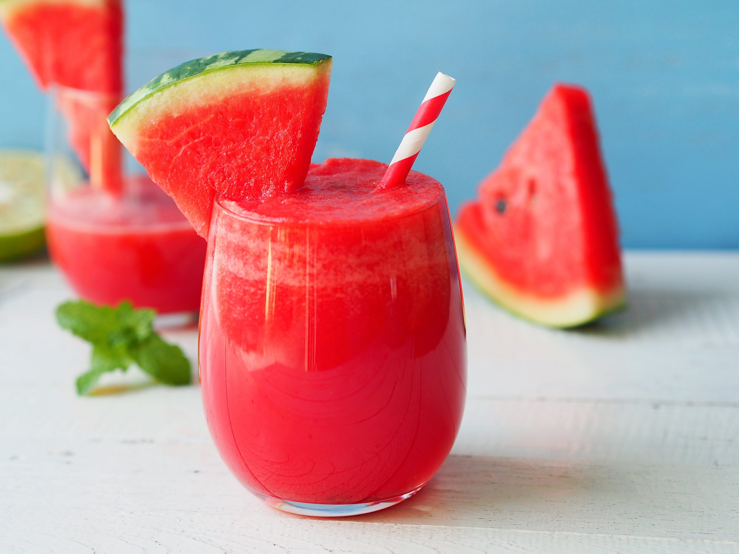 Suco de melancia com limão emagrece? Desincha?