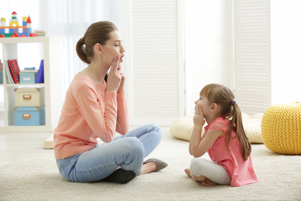 Apraxia da fala: o que é, sintomas, causas e tratamento