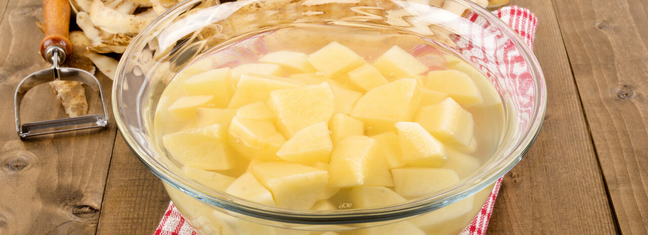 Como cortar batata e evitar que ela fique escura?