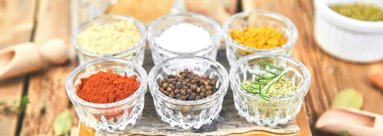 Como organizar temperos na cozinha? 5 maneiras práticas