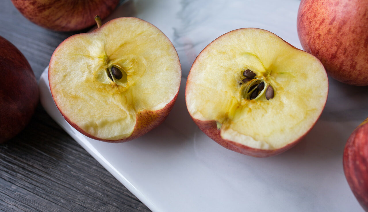 Maçã escureceu? Saiba como evitar as manchas na fruta