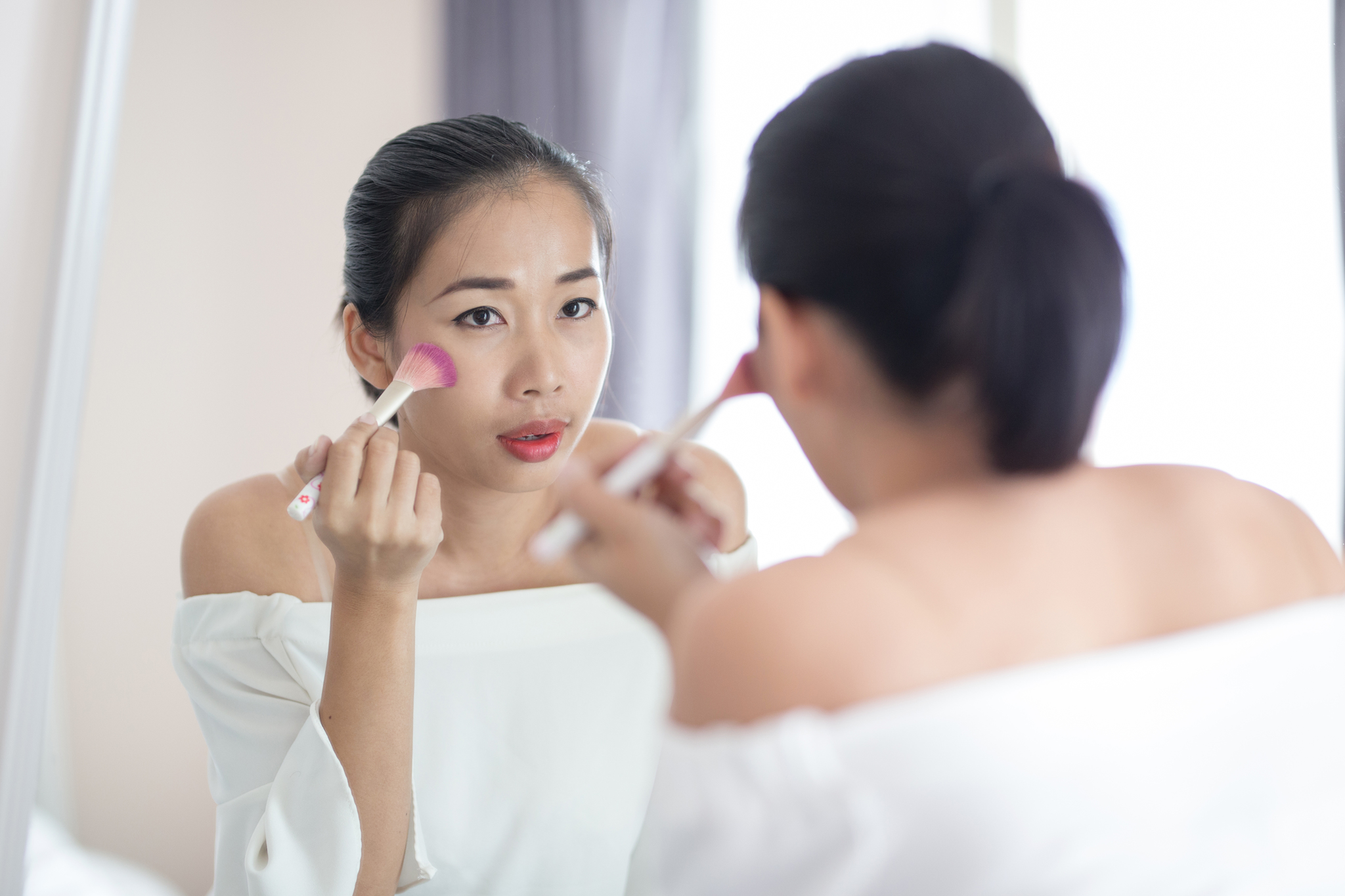 Maquiagem com FPS pode substituir o filtro solar? Profissional responde