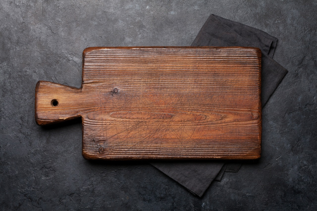 Como limpar tábuas de corte para evitar a proliferação de bactérias?