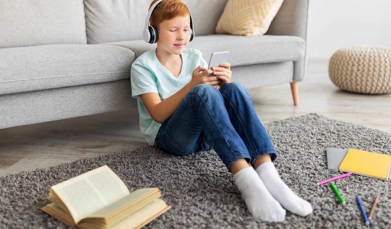 Crianças na internet: como equilibrar o uso do celular e protegê-las